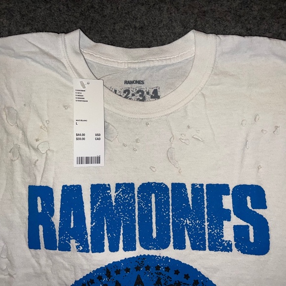 RAMONES 2021 "Crest" Distressed Shirt NWT - Picture 3 of 8